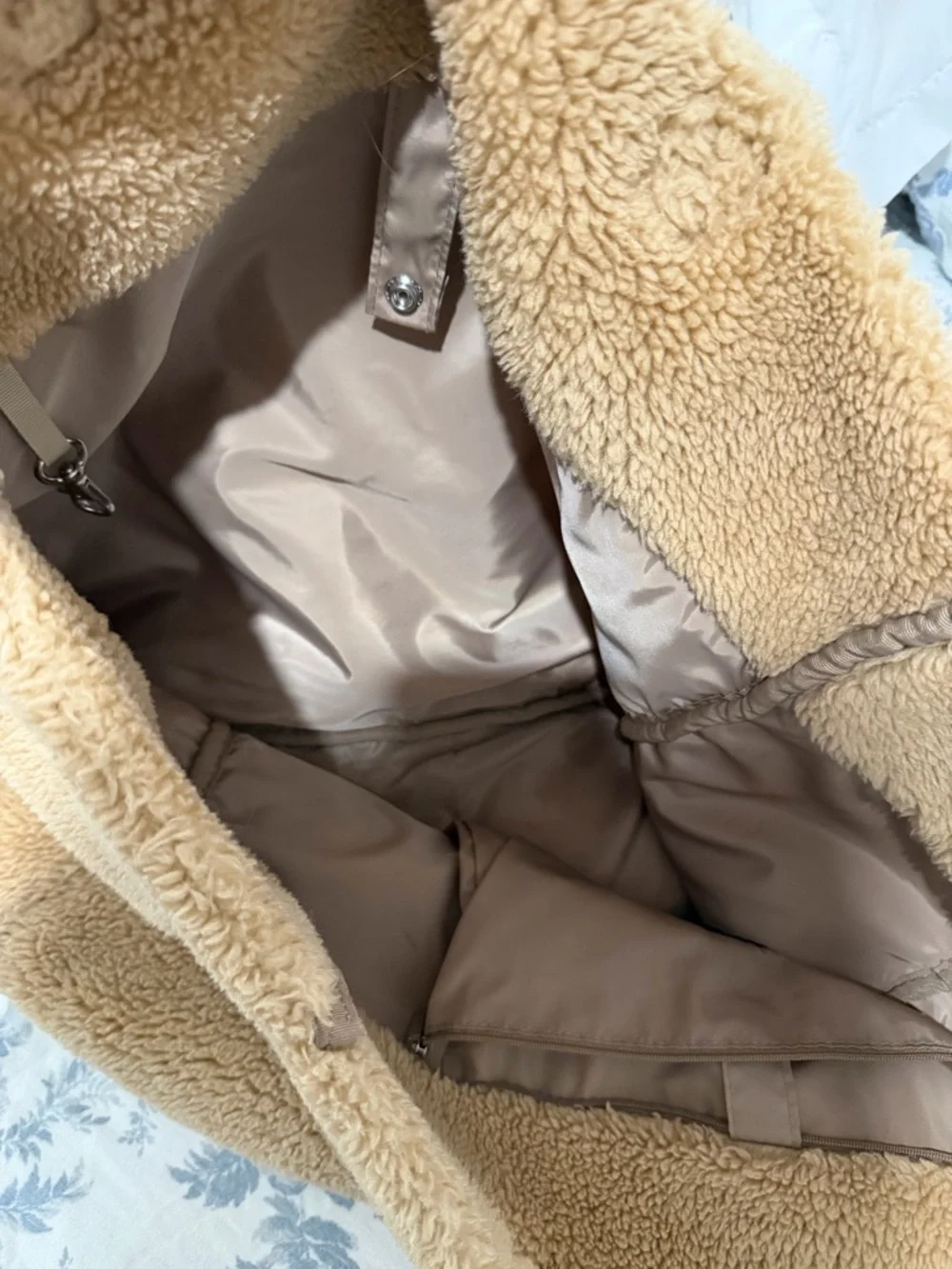 ALO Yoga Teddy Sherpa Tote Bag Beige Plush Shearling Oversized Cozy Carryall - Picture 6 of 6